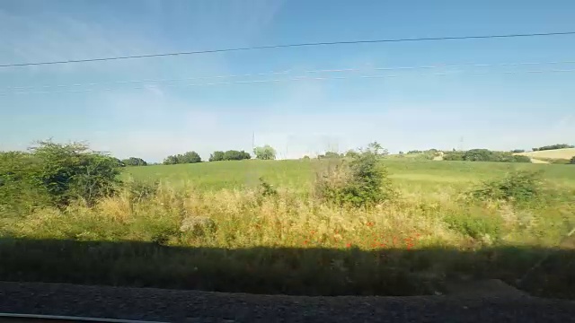 从火车上看到的宁静的乡村景色视频素材