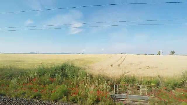 从行驶的火车上看到的宁静的乡村视频素材