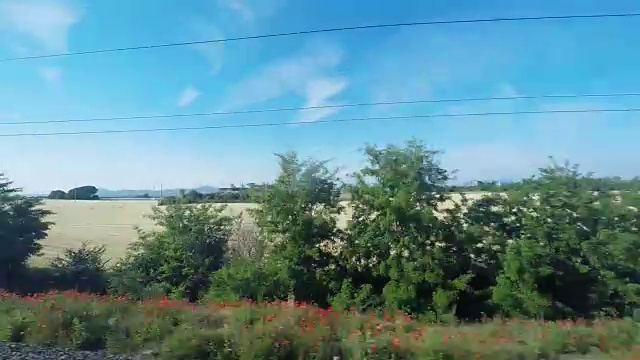 从行驶的火车上看到的美丽的乡村景色视频素材