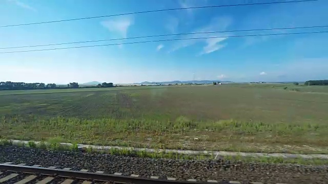 从行驶的火车上看到的宁静的乡村景色视频素材