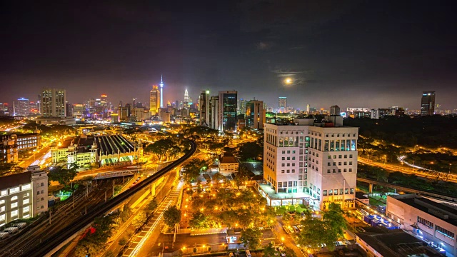 时间流逝。月亮升起的吉隆坡之夜。视频素材