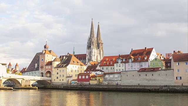 德国雷根斯堡的大教堂、桥梁和中世纪大门视频素材