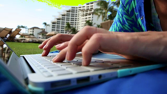 在笔记本电脑上打字的女人视频下载
