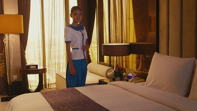 亚洲女佣打扫酒店卧室，度假村，女人，人们工作视频下载