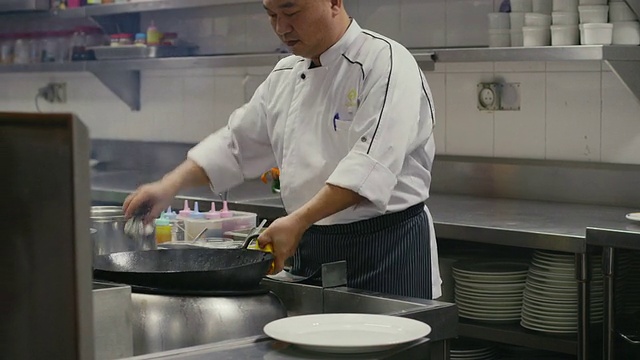 亚洲餐厅，专业厨师烹饪食物，老兄，中国厨师工作视频素材
