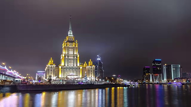 酒店乌克兰冬夜时间推移hyperlapse与大桥上的莫斯科河视频下载