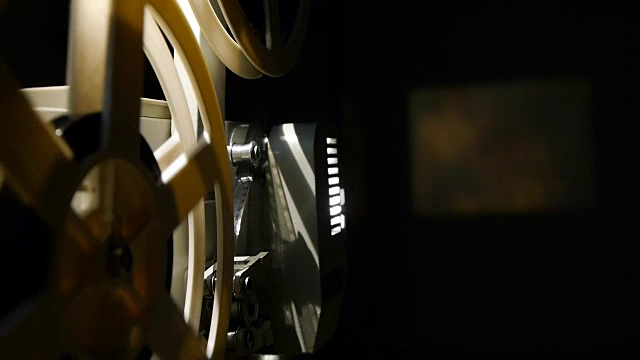 复古8毫米电影放映机和电影特写视频素材