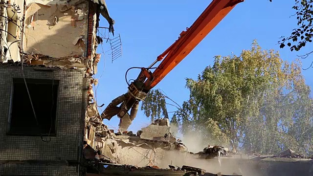 液压破碎机挖掘机机械拆除老房子视频素材