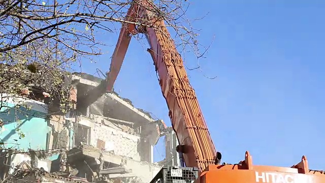 液压破碎机挖掘机机械拆除老房子。莫斯科,俄罗斯视频素材