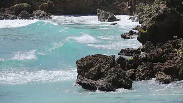 海浪冲击海岸线视频素材