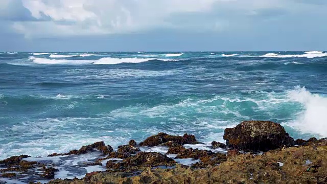 海浪冲击海岸线视频素材