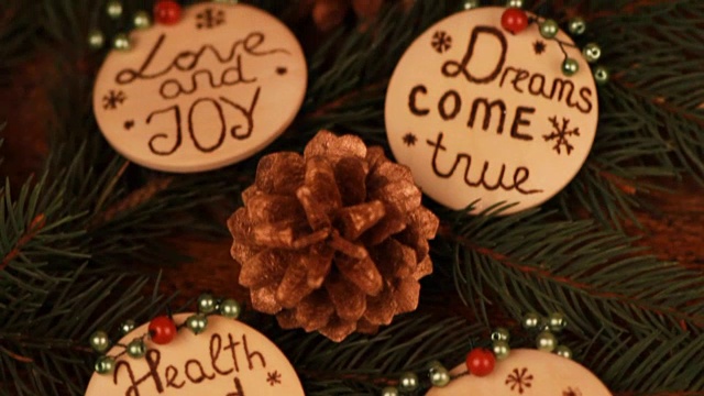 木制圣诞装饰品与烫画祝愿视频下载