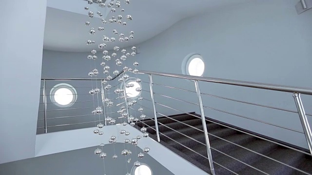 楼梯上有白色的墙壁，装饰有球视频素材