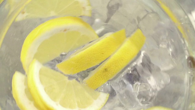 水，冰块和新鲜柠檬片视频下载