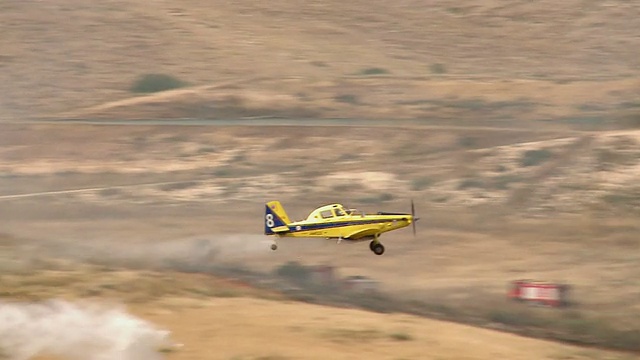 消防员，农用飞机(农作物喷粉机)灭火视频下载