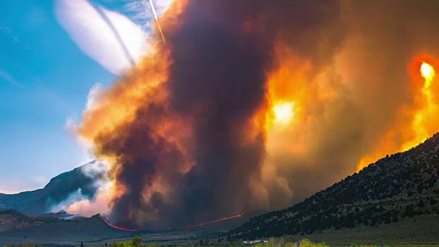 时间流逝-野火燃烧在森林和山脉视频素材