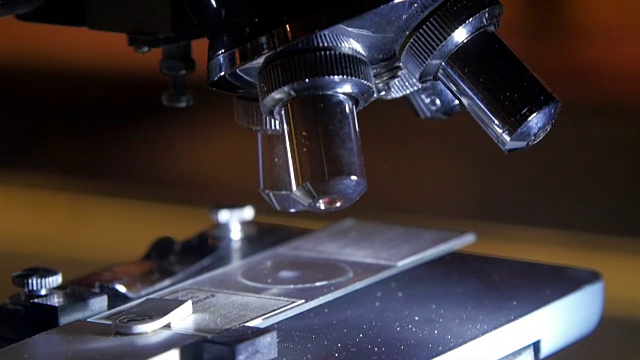 科学展览上的一台显微镜视频下载