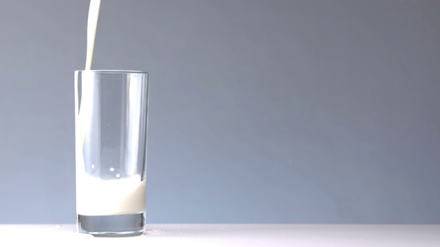 牛奶倒进玻璃杯里视频素材