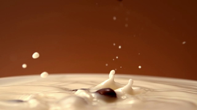 巧克力落入牛奶视频素材