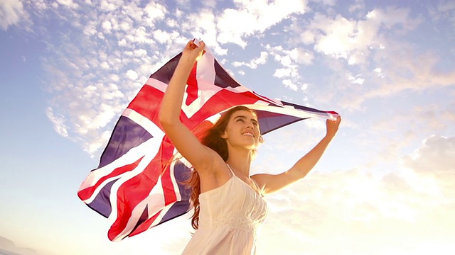 一名英国妇女举着英国国旗在慢动作中挥舞视频下载