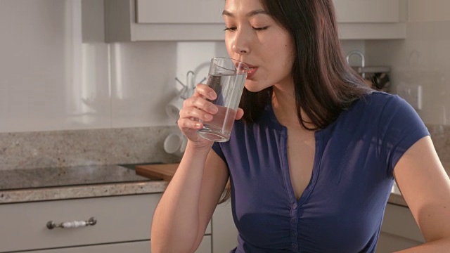 年轻漂亮的女人在喝水视频素材