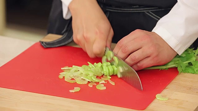 在切菜板上切新鲜芹菜视频素材