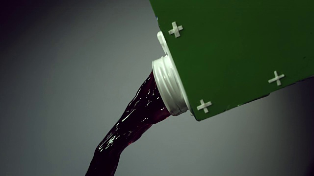 葡萄汁从包里倒了出来视频素材