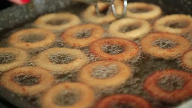 金黄酥脆的洋葱圈在平底锅中煎炸视频下载