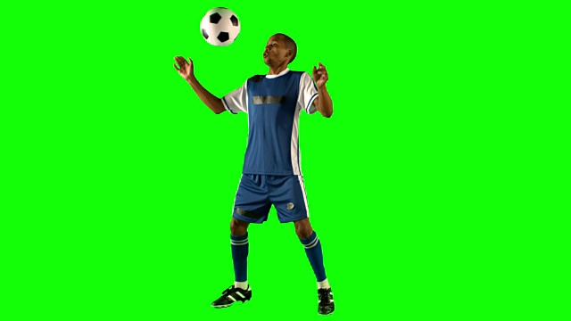 足球运动员用胸部触球视频素材