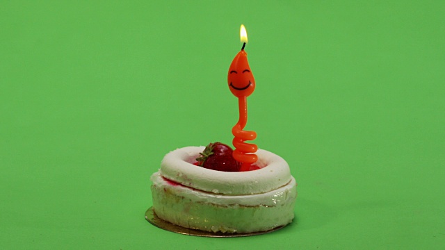 生日蛋糕和蜡烛。吹出来。理想的代表生日，庆祝视频素材
