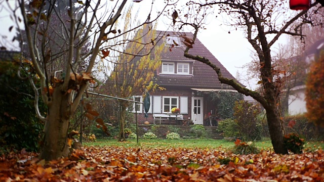 房子，红砖家庭的家和秋天的后院视频素材