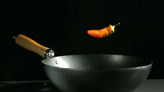 墨西哥辣椒掉进锅里视频素材