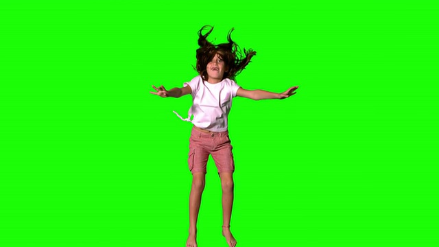 女孩跳上绿色屏幕视频素材
