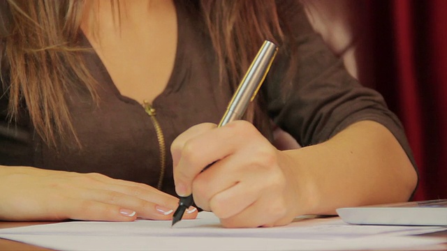 现代女商人用笔记本打字，创业视频素材
