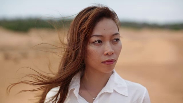亚洲女人严肃的看着室外沙漠风视频素材