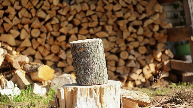 砍木头视频素材