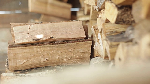 男性堆放木柴视频素材