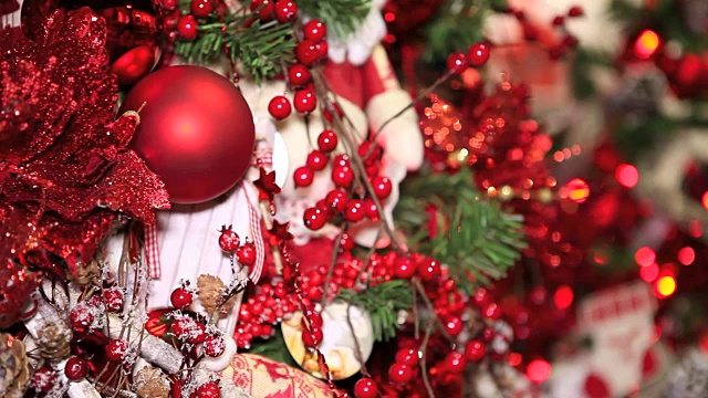圣诞树上的圣诞手装饰视频下载