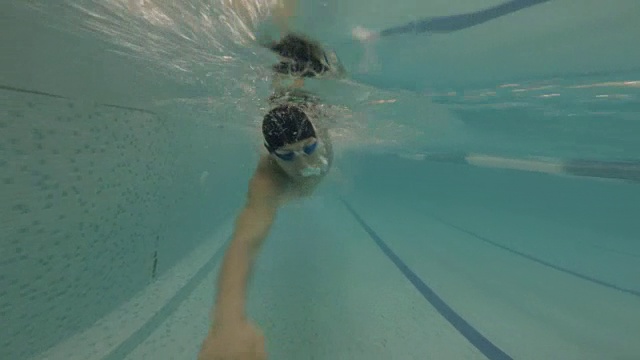男人在游泳池里游泳，在水下自由式爬行视频下载