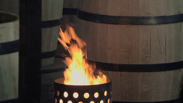生产葡萄酒的桶视频下载