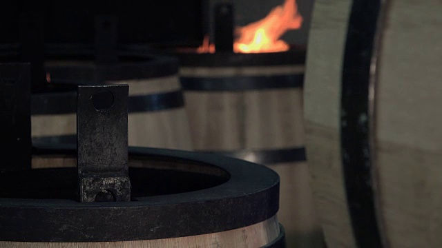 生产葡萄酒的桶视频下载