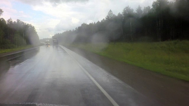 在阿尔泰地区的大雨中驾车旅行视频素材