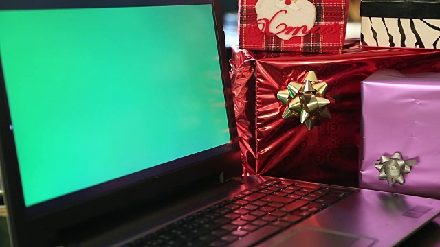 圣诞网上购物与绿色屏幕的笔记本电脑显示器视频素材