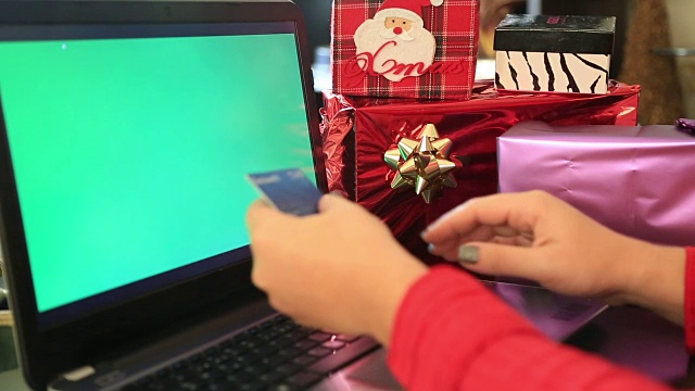 网上圣诞购物与绿色屏幕的笔记本电脑显示器视频素材