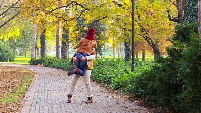 一对浪漫的年轻情侣在公园里散步视频下载