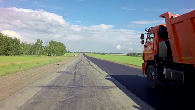 在阿尔泰凯公路上运送沥青的卡车视频下载