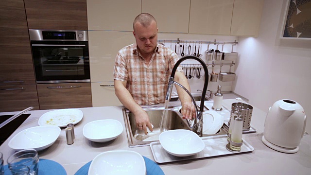 厨房里的男人视频素材