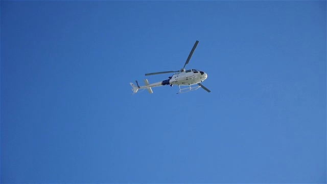 直升机飞行的慢动作视频视频下载