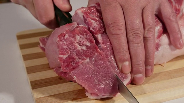 男性用手切生猪肉视频素材