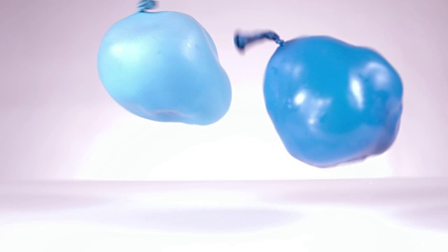 两个蓝色的水球正在下落视频素材